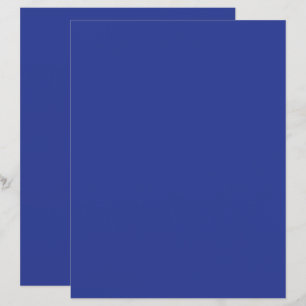 ett flygplan som flyger i himlen med en blå bakgru