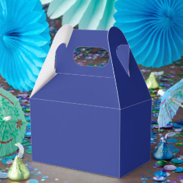 ett flygplan som flyger i himmel presentaskar