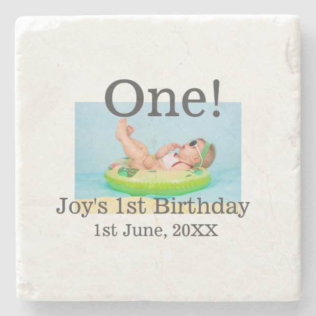 Ett första födelsedagfoto, modernt lägg till namn stenunderlägg (Framsidan)