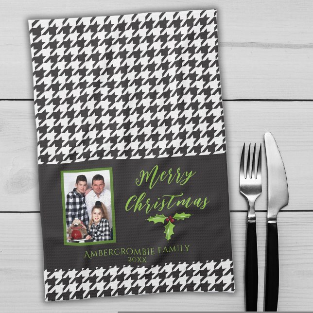 Ett foto Helgdag Black and White Houndstooth Kökshandduk (Black houndstooth Christmas kitchen towel for a great holiday gift, or display in your home.)