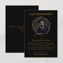 Ett foto med varm brun text på svart bakgrund