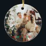 Ett foto Modern Merry & Bright Enkel färgstark Julgransprydnad Keramik<br><div class="desc">Anpassade text och foto,  Modern enkel enfotodesign med färgstark typografi i rosa,  grönt och rött färg.</div>
