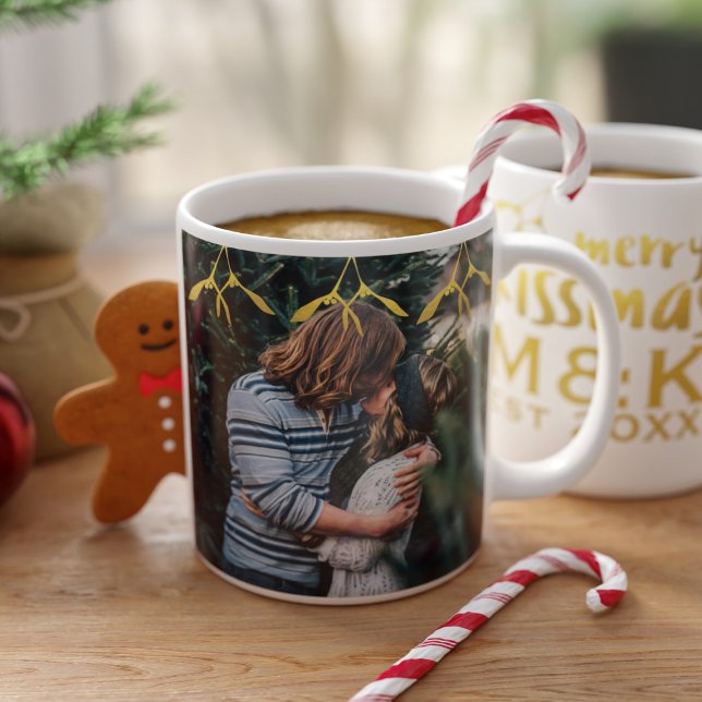 Ett foto Monogram Mistletoe jul Mugg (Merry Kissmas! Upload your photo, add your initials and year )