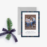 Ett foto visas i god jul julkort<br><div class="desc">God dag är här igen! Fira en lyckligare och merrier-helgdag i år och skicka hälsning till vänner och familj med lodräts helgdag-fotokort. Detta julkort av Lea Delaveris Design innehåller en ram av den blå plattan i flottan tillsammans med en enda bild och redigerbar text. Baksidan är en samordnande klassisk flotta....</div>