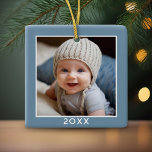 Ett fyrkantigt foto - År - minimal ljusdenim blå Julgransprydnad Keramik<br><div class="desc">Lägg till en bild till den här söta helgdag-dekanten - perfekt till barnen. Ett enkelt och modernt foto för att göra ett minnesvärt prydnadsföremål för träd. Ett modernt minimitypsnitt för året med ställe för att ladda upp 1 kvadratfoto.</div>