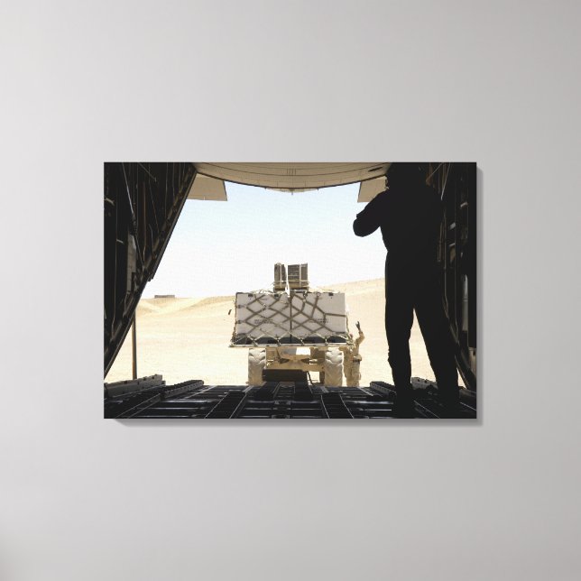 Ett gaffeltruft lastar last på C-130 Hercules Canvastryck (Framsida)