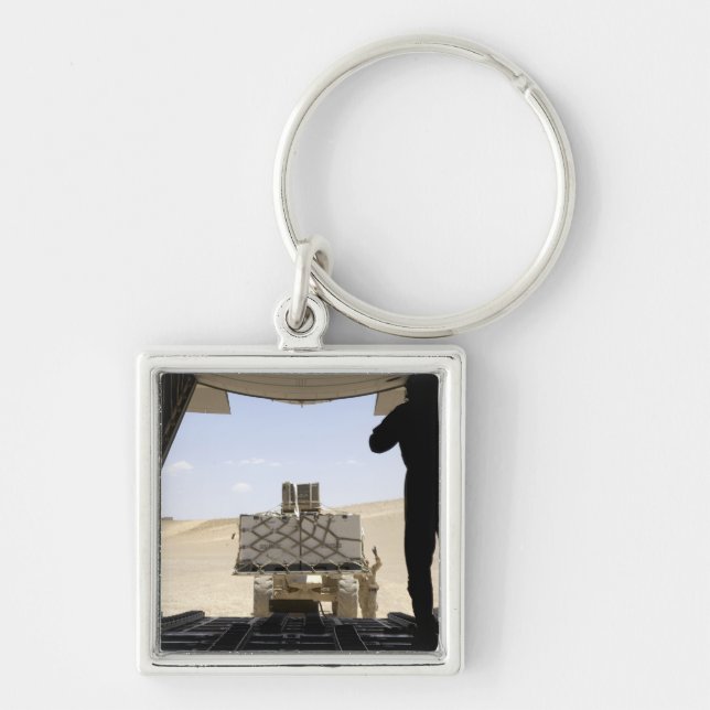 Ett gaffeltruft lastar last på C-130 Hercules Fyrkantig Silverfärgad Nyckelring (Framsidan)