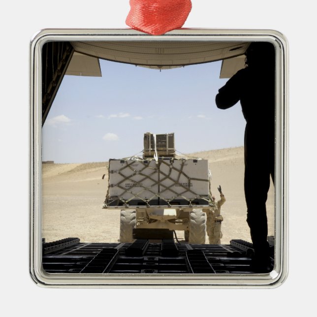 Ett gaffeltruft lastar last på C-130 Hercules Julgransprydnad Metall (Framsidan)