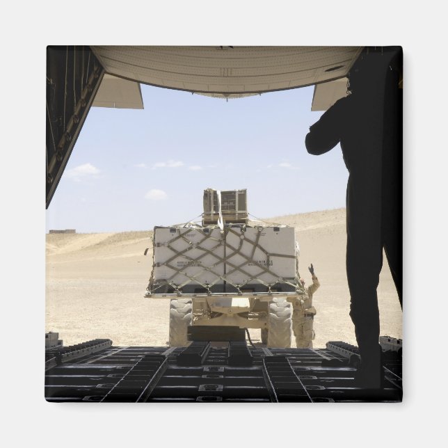 Ett gaffeltruft lastar last på C-130 Hercules Magnet (Framsidan)