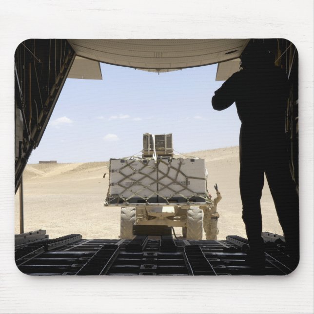 Ett gaffeltruft lastar last på C-130 Hercules Musmatta (Framsidan)