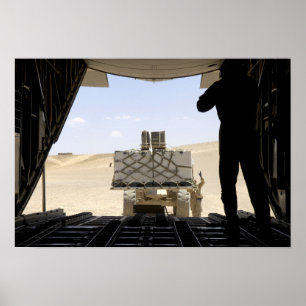 Ett gaffeltruft lastar last på C-130 Hercules Poster