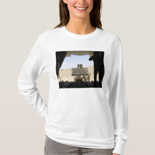 Ett gaffeltruft lastar last på C-130 Hercules Tee