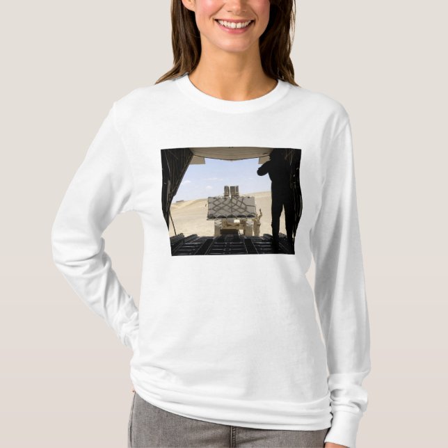 Ett gaffeltruft lastar last på C-130 Hercules Tee (Framsida)