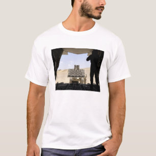 Ett gaffeltruft lastar last på C-130 Hercules Tee Shirt