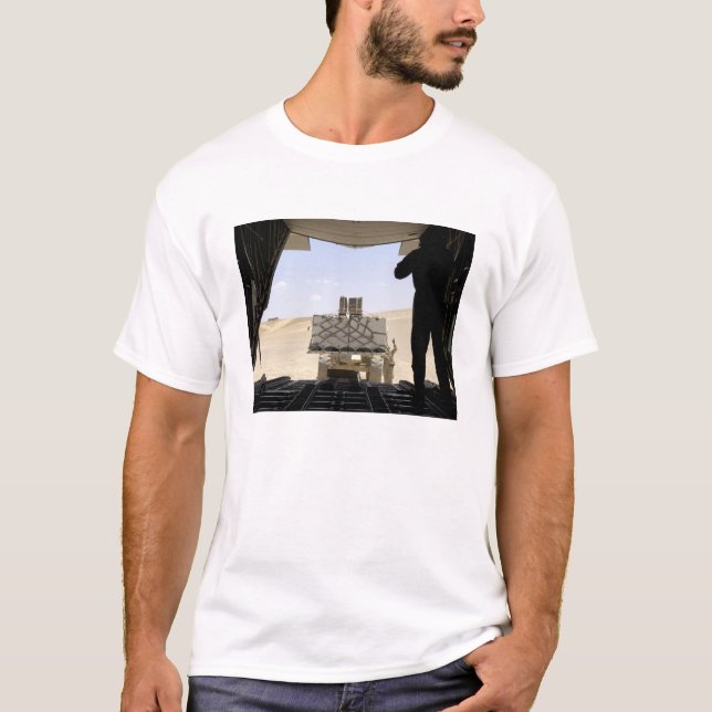Ett gaffeltruft lastar last på C-130 Hercules Tee Shirt (Framsida)