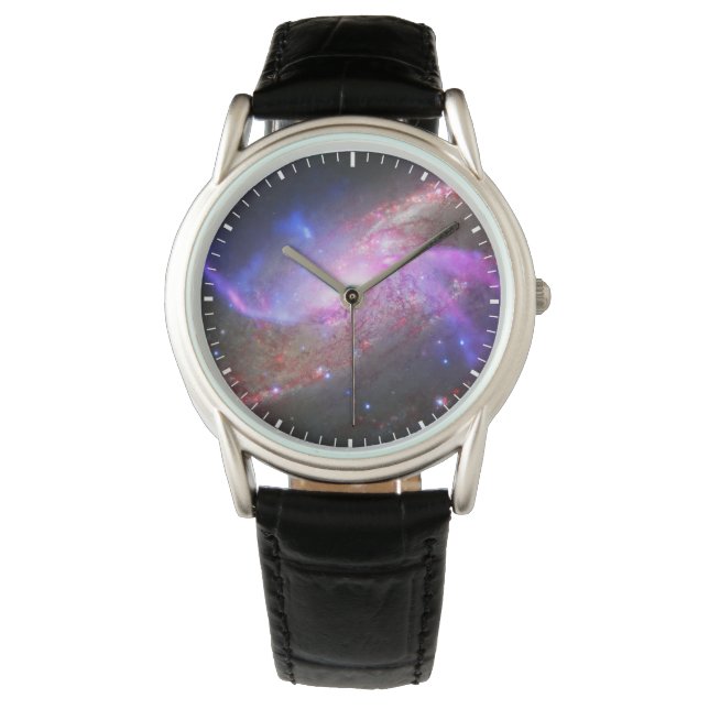 Ett galaktiskt ljusspel i Spiral Galaxy NGC 4258. Armbandsur (Framsida)