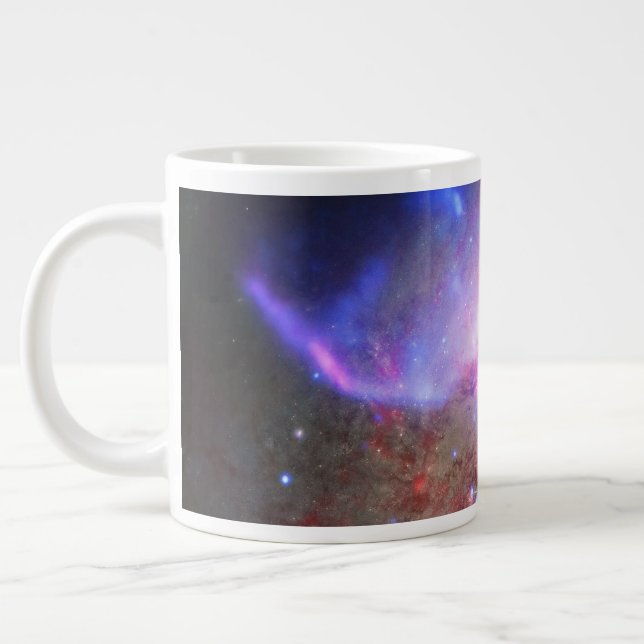 Ett galaktiskt ljusspel i Spiral Galaxy NGC 4258. Jumbo Mugg (Vänster)