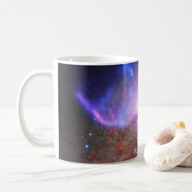 Ett galaktiskt ljusspel i Spiral Galaxy NGC 4258. Kaffemugg (Med munk)