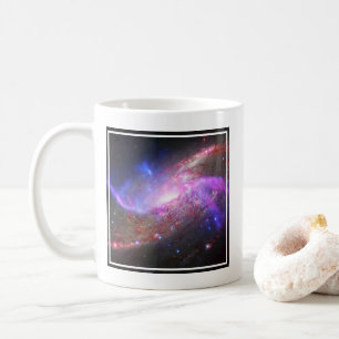 Ett galaktiskt ljusspel i Spiral Galaxy NGC 4258. Kaffemugg