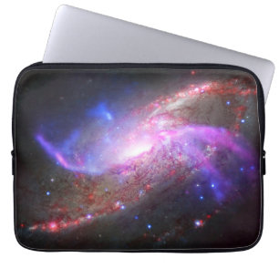 Ett galaktiskt ljusspel i Spiral Galaxy NGC 4258. Laptop Fodral