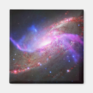 Ett galaktiskt ljusspel i Spiral Galaxy NGC 4258. Magnet