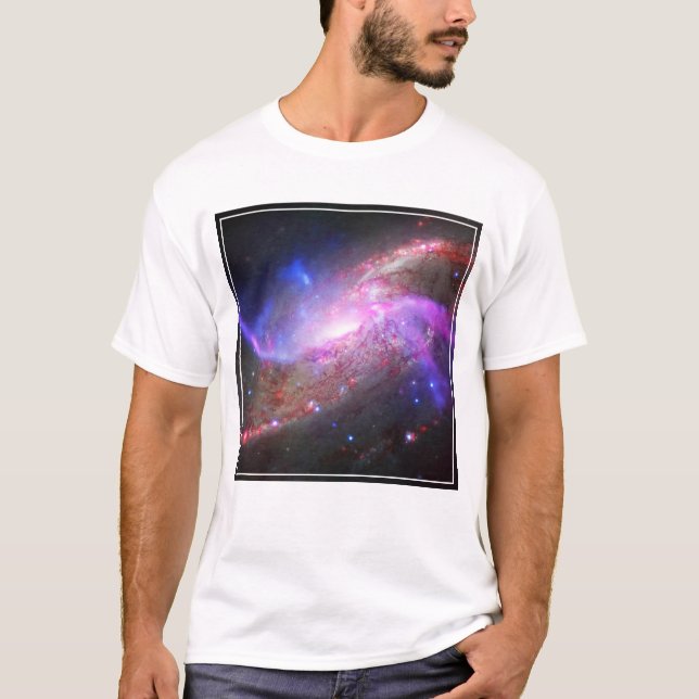 Ett galaktiskt ljusspel i Spiral Galaxy NGC 4258. T Shirt (Framsida)