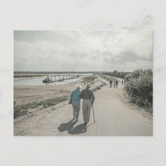 Ett gammalt par går på gatan vykort (Framsida)