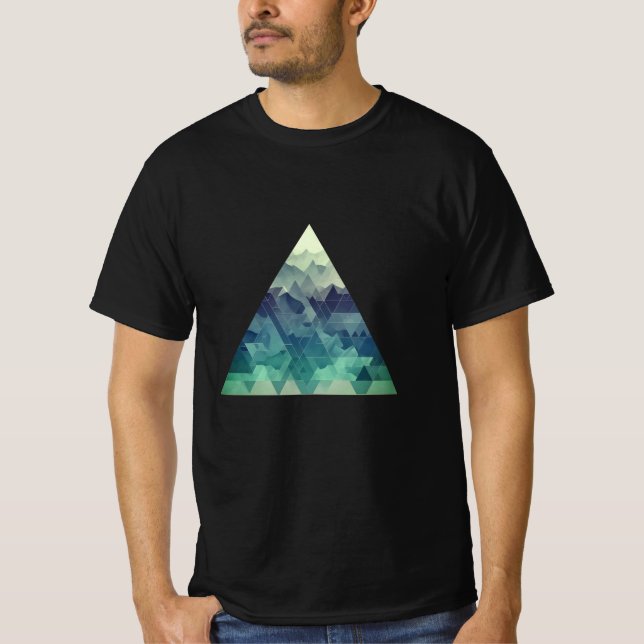 Ett geometriskt trekantigt bergslandskap t shirt (Framsida)