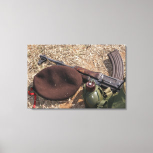 Ett gevär, militär täcker och kantinen canvastryck