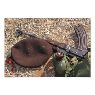 Ett gevär, militär täcker och kantinen fototryck