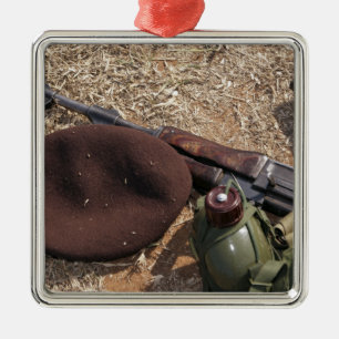 Ett gevär, militär täcker och kantinen julgransprydnad metall