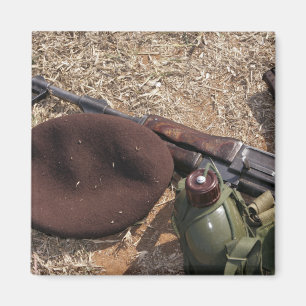 Ett gevär, militär täcker och kantinen magnet
