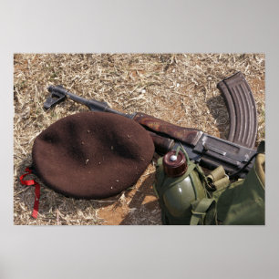 Ett gevär, militär täcker och kantinen poster
