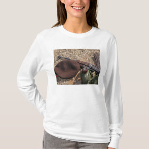 Ett gevär, militär täcker och kantinen t shirt