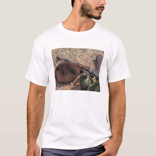 Ett gevär, militärt täcke och matsal t-shirt (Framsida)