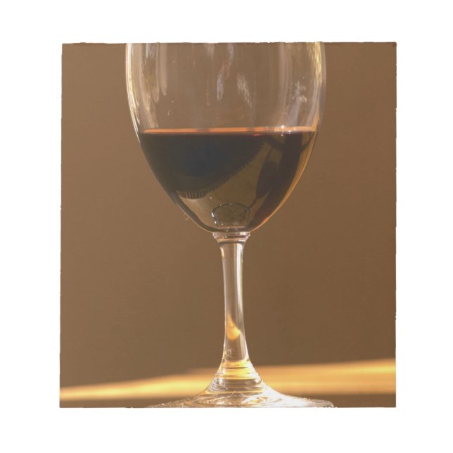 Ett glas rött Chateau Belgrave i solljus - Anteckningsblock (Framsida)