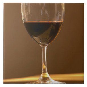 Ett glas rött Chateau Belgrave i solljus - Kakelplatta