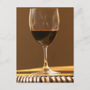 Ett glas rött Chateau Belgrave i solljus - Vykort
