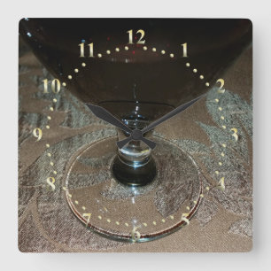 ett glas rött vin fyrkantig klocka