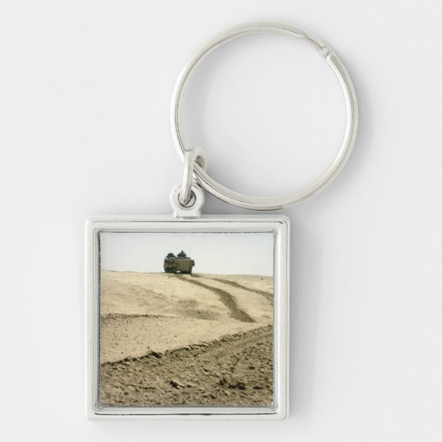 Ett grovt angrepp mot fordon fyrkantig silverfärgad nyckelring (Framsidan)