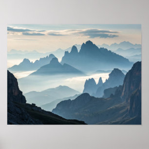 Ett hav av dimma: Majestiska berg i Sunrise Poster