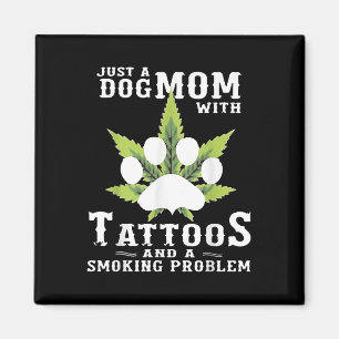 Ett Hund med tatueringar och ett röktobo som är ro Magnet