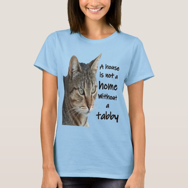 Ett hus är inte hemma utan en tabbykatt t shirt (Framsida)