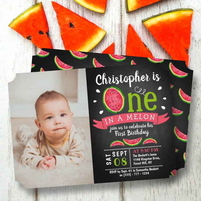 Ett i Melon Chalkboard 1:a födelsedagsfoto Inbjudningar (Skapare uppladdad)