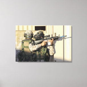 Ett infanteri spanar syften hans vapen canvastryck