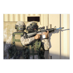 Ett infanteri spanar syften hans vapen fototryck