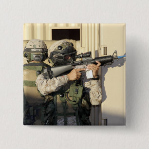 Ett infanteri spanar syften hans vapen knapp