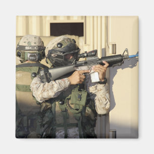 Ett infanteri spanar syften hans vapen magnet
