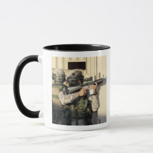 Ett infanteri spanar syften hans vapen mugg