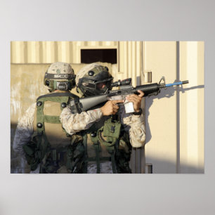 Ett infanteri spanar syften hans vapen poster